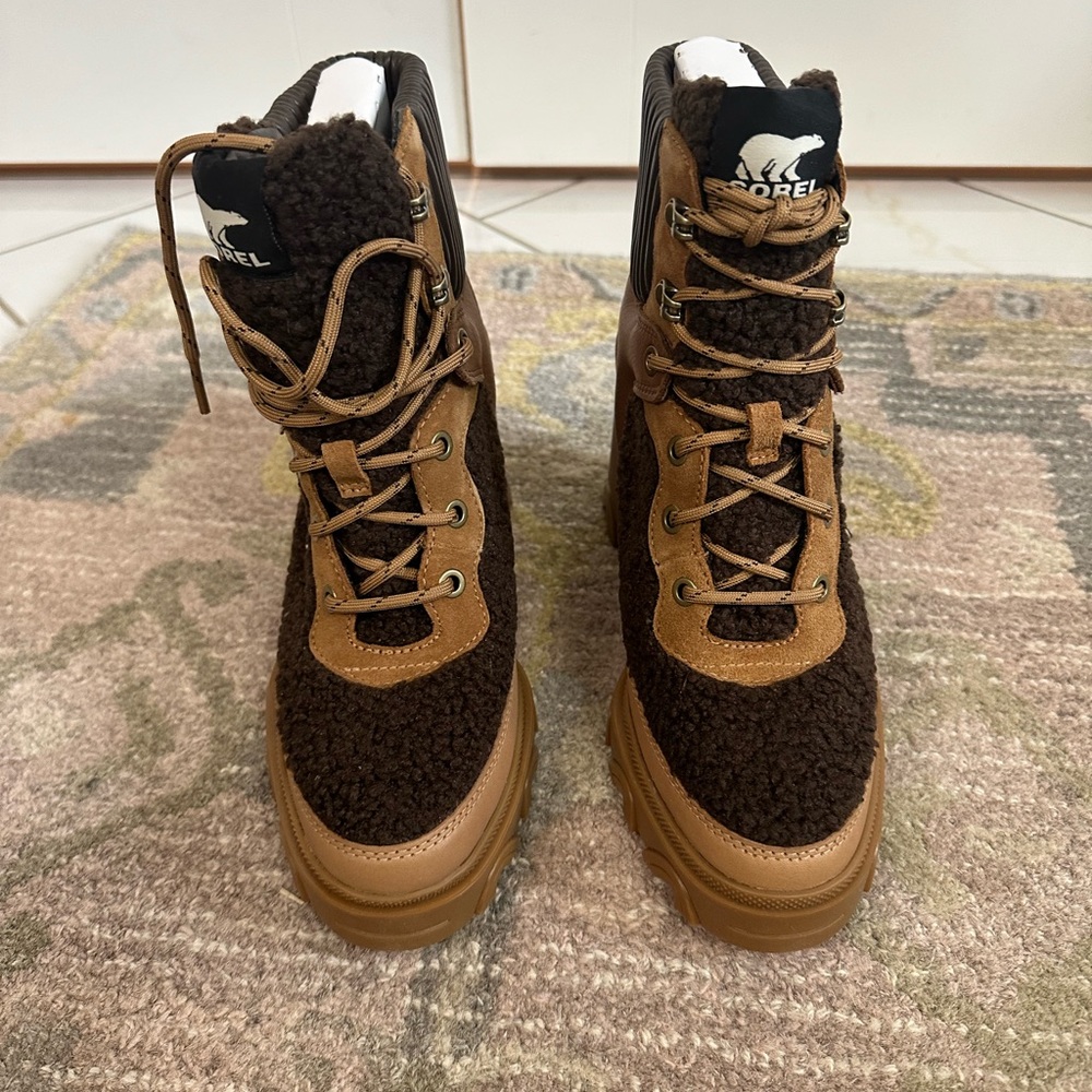 Sorel Brex Heel Cozy Lace Boots. Never Worn.